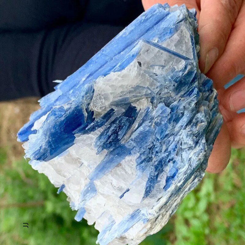 Kyanite Is A Powerful Stone Known For Balancing Emotions, Accessing Meditative States. Helps Connect Intuitive Abilities, Recall Dreams, & It Opens The 3rd Eye Chakra 👁