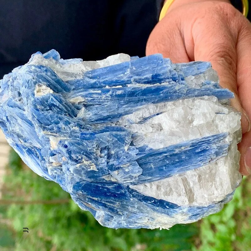 Kyanite Is A Powerful Stone Known For Balancing Emotions, Accessing Meditative States. Helps Connect Intuitive Abilities, Recall Dreams, & It Opens The 3rd Eye Chakra 👁