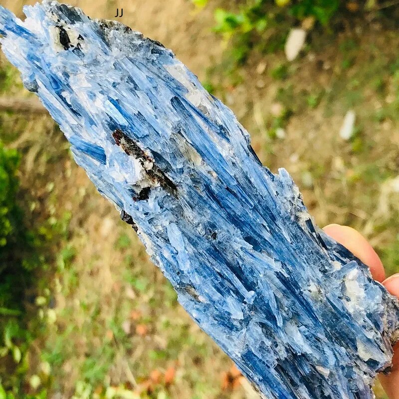 Kyanite Is A Powerful Stone Known For Balancing Emotions, Accessing Meditative States. Helps Connect Intuitive Abilities, Recall Dreams, & It Opens The 3rd Eye Chakra 👁