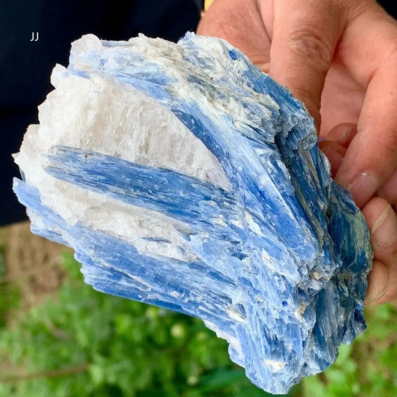 Kyanite Is A Powerful Stone Known For Balancing Emotions, Accessing Meditative States. Helps Connect Intuitive Abilities, Recall Dreams, & It Opens The 3rd Eye Chakra 👁