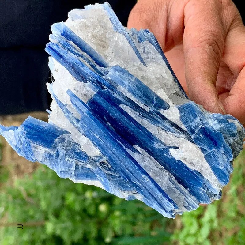 Kyanite Is A Powerful Stone Known For Balancing Emotions, Accessing Meditative States. Helps Connect Intuitive Abilities, Recall Dreams, & It Opens The 3rd Eye Chakra 👁